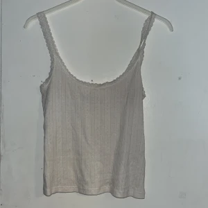 Linne  - Vitt linne från lager 157 i strl XXS. Detta är knappt användt då det mest hängt i min garderob. Köptes i början av 2025. Använt max 2 gånger. Öppen för prisförslag  