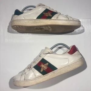 Gucci Ace Skor - Hej! Säljer nu mina skor från märket Gucci, storlek 43 använt skick,. Tveka inte på att höra av dig om du har frågor eller funderingar kring skorna! 