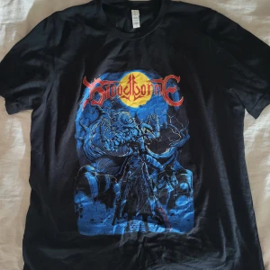 Bloodborne t-shirt - Bloodborne video game tshirt. Väldigt mjuk och i bra kvalité. Knappt använd. Storlek L/M köpt från USA.