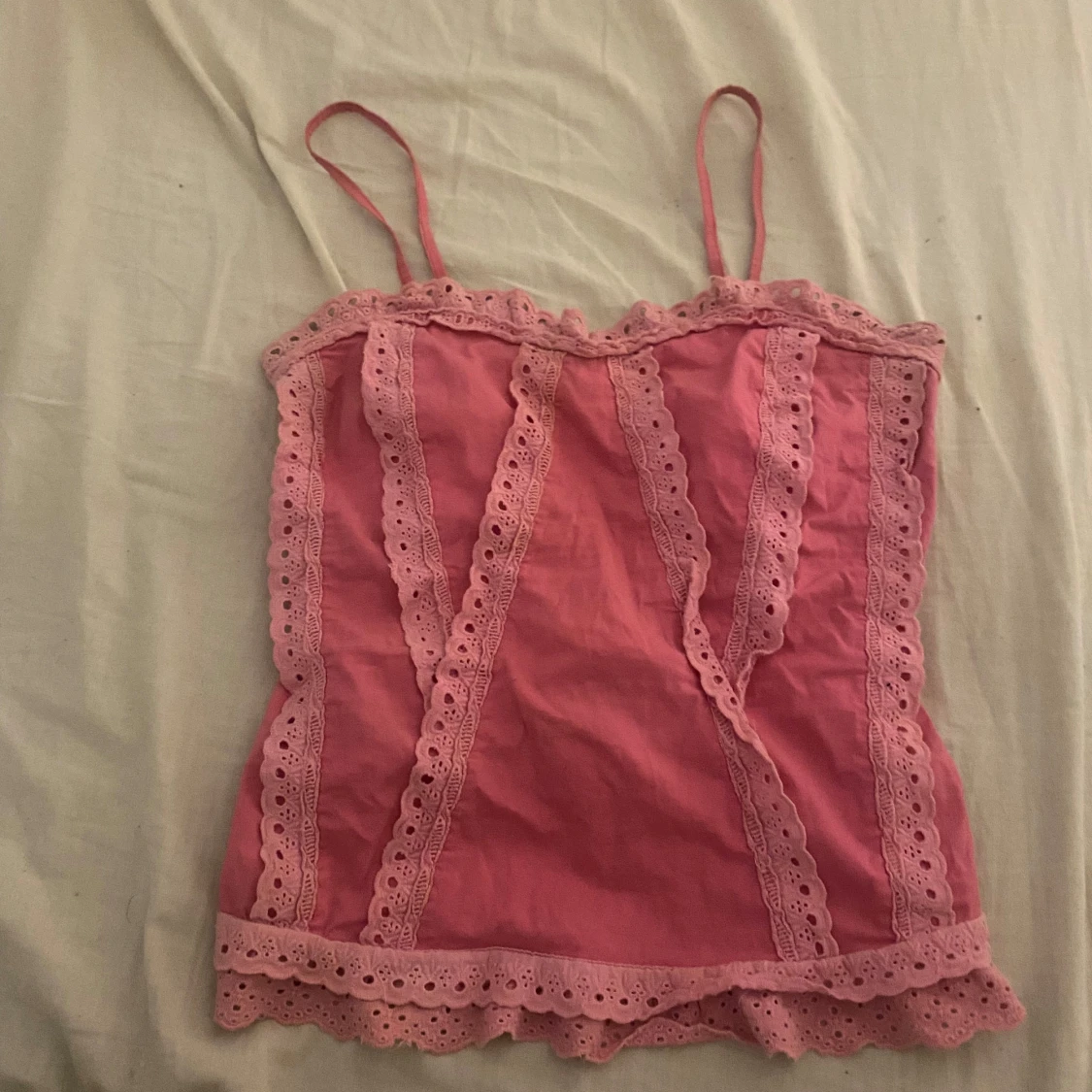 Rosa linnetopp med spets från Frime