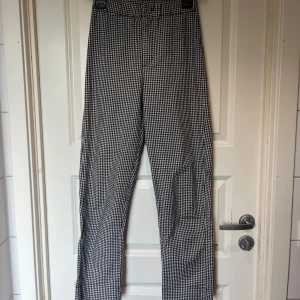 Rutiga byxor från Brandy Melville  - Ett par svartvit rutiga byxor från Brandy Melville. Så himla söta!! 🤩✨  Sista bilden är lånad från Brandy Melville.