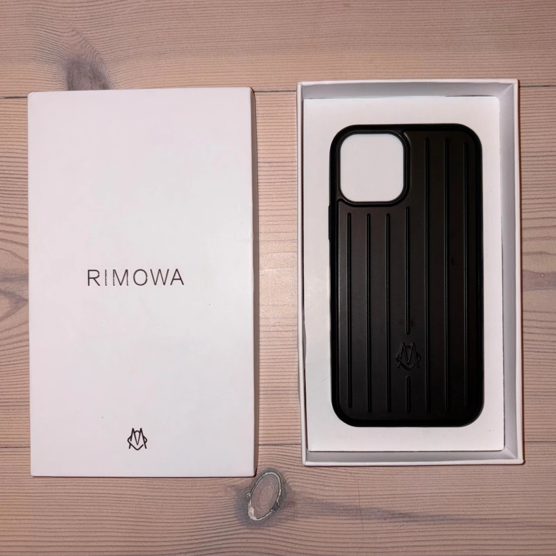 Svart Rimowa skal iPhone 12