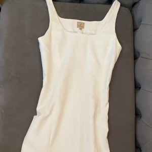 Vit ärmlös klänning från Vero Moda - Snygg vit klänning från Vero Moda i storlek 38. Kontakta för fler bilder!💗