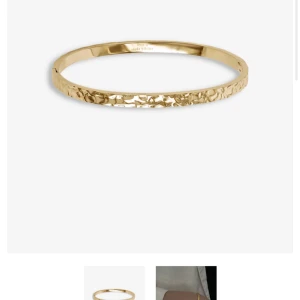 Guldigt hamrad armband från Astrid & agnes S.steel. 400kr - Köpt för 500 kr säljer för 400kr, priset kan diskuteras. Använd i 1,5 månad sen köpte en annan. I perfekt skick. Snyggt armband i guldton med hamrad yta från Astrid & agnes S.steel.