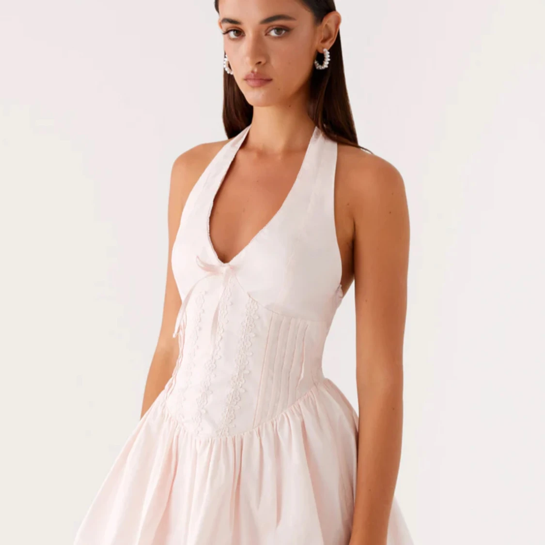 Ljusrosa halterneck kortklänning