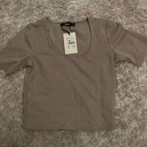 Beige kortärmad topp från bikbok  - Superfin topp från bikbok, aldrig använd🤎🤎