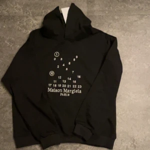 Maison Margiela hoodie - Säljer en svart hoodie från Maison Margiela eftersom att den är för stor. Den är i bra skick eftersom att jag inte kunnat använda den. Priset är diskuterbart.