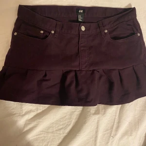 Vinröd jeans kjol - Säljer en så himla fin volangjeanskjol i en vinröd\mörk lila färg🩷🩷🩷 Passar mig som brukar ha s, skriv för frågor!!☀️☀️
