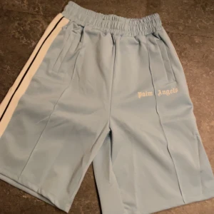 Palm angels shorts ljusblå - Snygga Palm angels shorts som tyvärr är för stora för mig. Knappt använda, storlek S