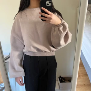 Smutsrosa oversized tröja - Säljer en mysig smutsrosa/dusty pink tröja med oversized passform. Tröjan har långa ärmar och ribbade muddar vid nederkanten. Sedan är det resår vid ärmarna, så det blir snygga ballongärmar. 