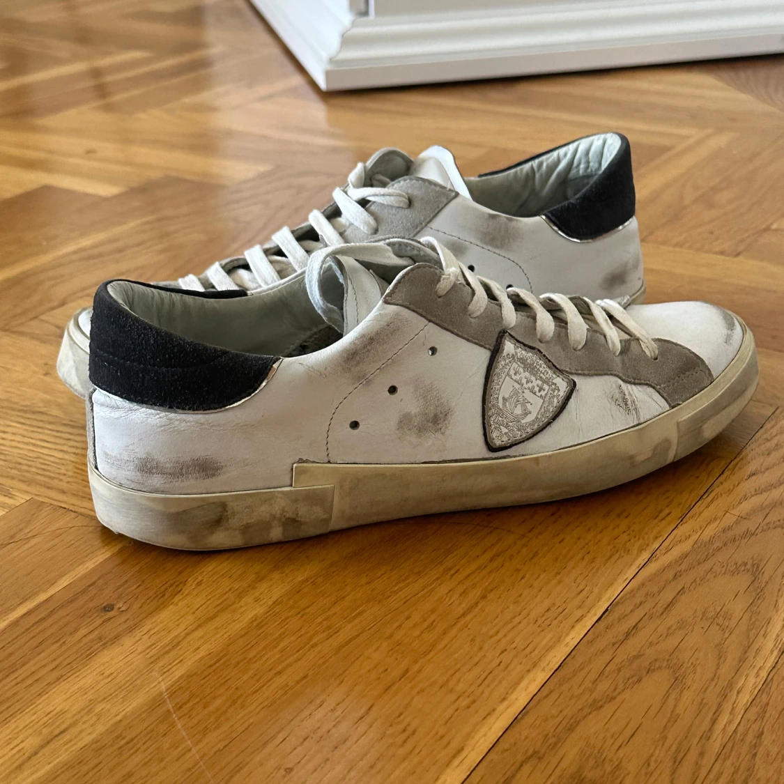 Vita sneakers med svarta detaljer - 2