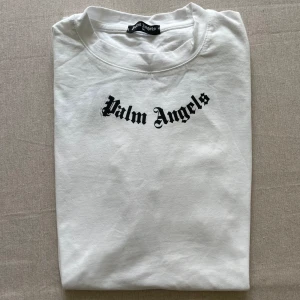 Palm Angel Tshirt - En fin vit palm angel t-shirt Priser kan alltid diskuteras, DM.  - Oanvänd - Kvitto saknas!