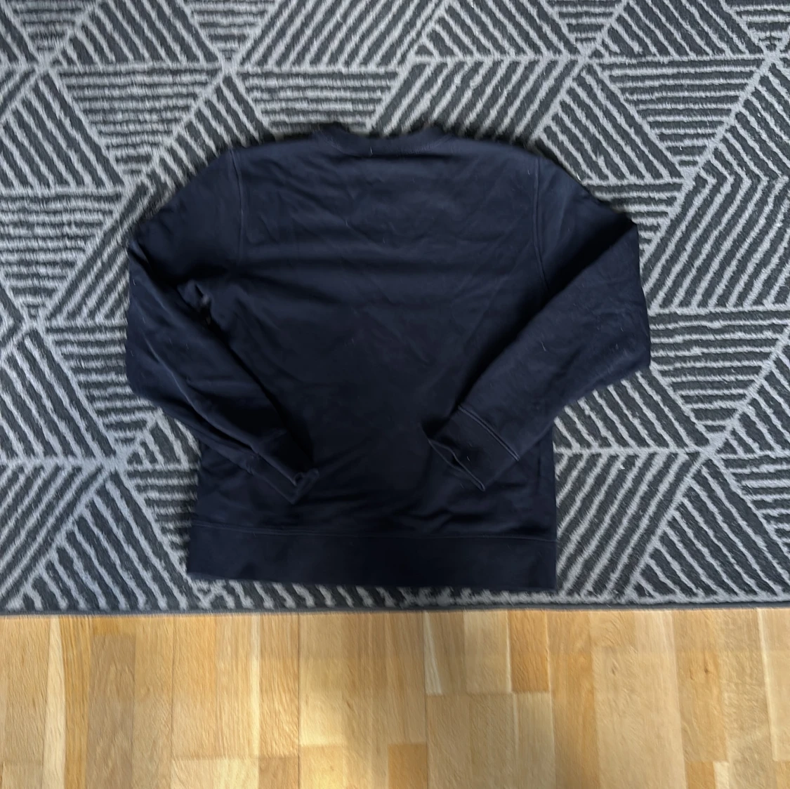 Mörkblå tröja - 1