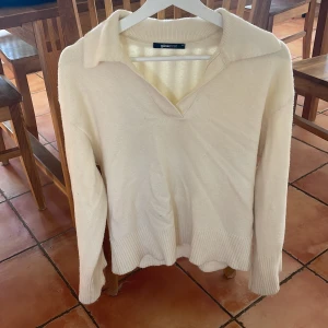 Beige stickad tröja från Gina Tricot - Beige stickad tröja från Gina storlek xs jätte skönt material
