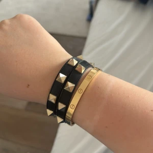 2 st Valentino liknande armband  - Två stycken armband jag gjort själv utav ett par valentino skor så det är äkta valentino men jag har gjort armbanden själv. Hyfsat stora och skitsnygga till vilken outfit som helst! ❤️‍🔥