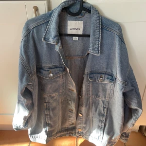 Blå jeansjacka från Monki - Jeans jacka från monki, storlek s