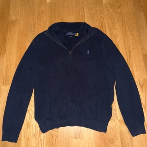 Ralph lauren half zip - Säljer nu denna mörkblåa ralph lauren half zipen i strl S. Nypris är över 2000kr men säljer för 600kr då jag bara vill bli av med den. Den har inga defekter men är ju inte heller i nyskick då den är använd en del. Bara att skriva ett DM vid intresse!