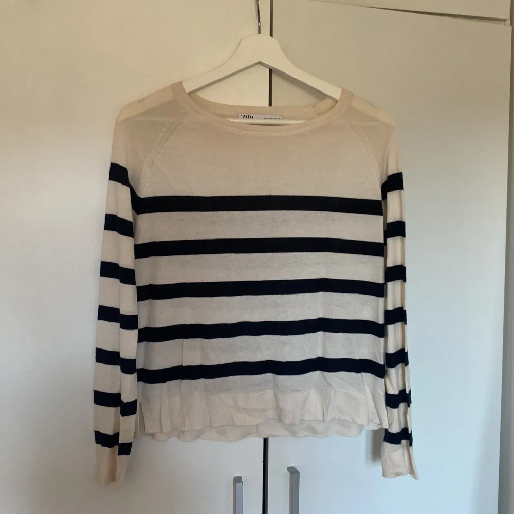 Säljer en stilren randig tröja från Zara i beige och svart. Tröjan har långa ärmar och en rund halsringning. Passar även xs . Neuletakit & Villapaidat.