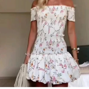 Blommig offshoulder klänning - Super söt offshoulder klänning från H&M! Perfekt nu till sommaren!😍❤️ kom privat angående postningen då jag ej är hemma just nu! (På semester) kan posta 8de maj!