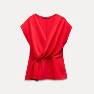 Röd omlottopp med knyt - Snygg röd omlottopp med knyt från Zara❤️Toppen har en v-ringad design & är i storleken S