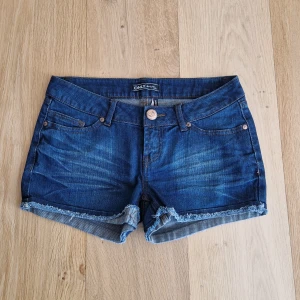 Low waist jeans shorts  - Low waist jeans shorts från only. Storlek w26. Bra skick 