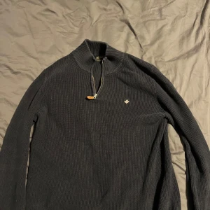 Morris Halfzip - En snygg mörkblå morris halfzip. Storlek M och sitter bra. 