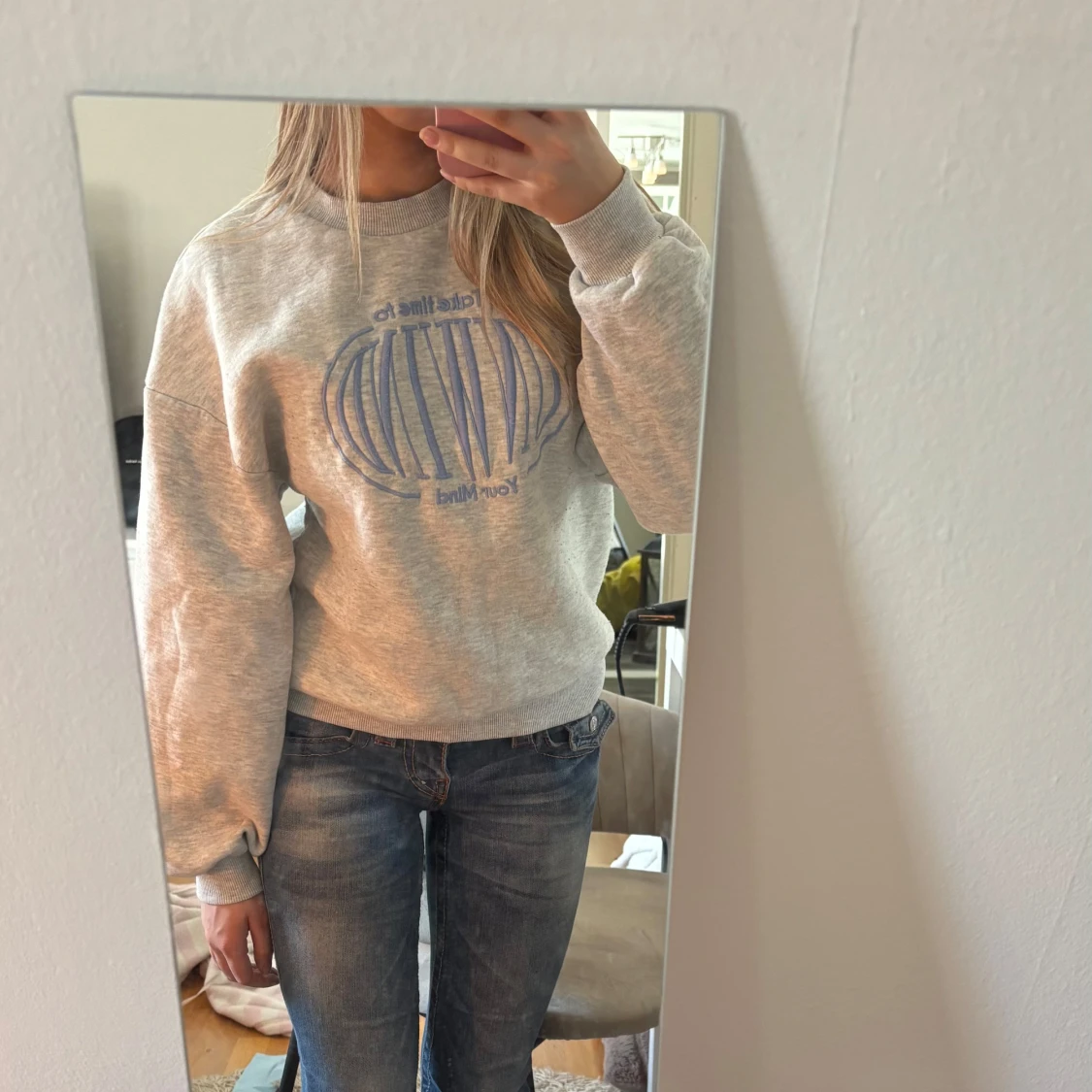 Grå sweatshirt med blå text - 1