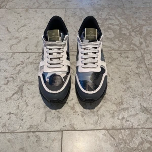 Valentino Rockrunner  - Snygga Valentino Rockrunner sneakers med ett camouflagemönster i svart, grått, vitt och blå. Skorna är väldigt sparsamt använda dom är i extremt bra skick 9/10. Storlek 42 box följer med. Skriv privat för fler bilder och vid minsta fundering.