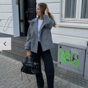 Kappa  - Säljer denna fina grå kappan från Design by si, perfekt nu till våren 🩷