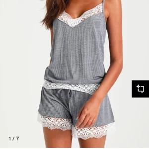 Gulligt pyamas set  - Stiligt pyamas set från Anna Field. Köpt för 200 och är i väldigt bra skick. Är i färgen off white/dark blue men jag tycker den är lite gråaktigt blå i färgen. Hör av dig vid frågor💕