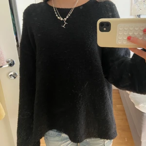 Svart stickad tröja - Jättefin och basic svart stickad tröja från BikBok! Kom privat för fler bilder eller mått💓