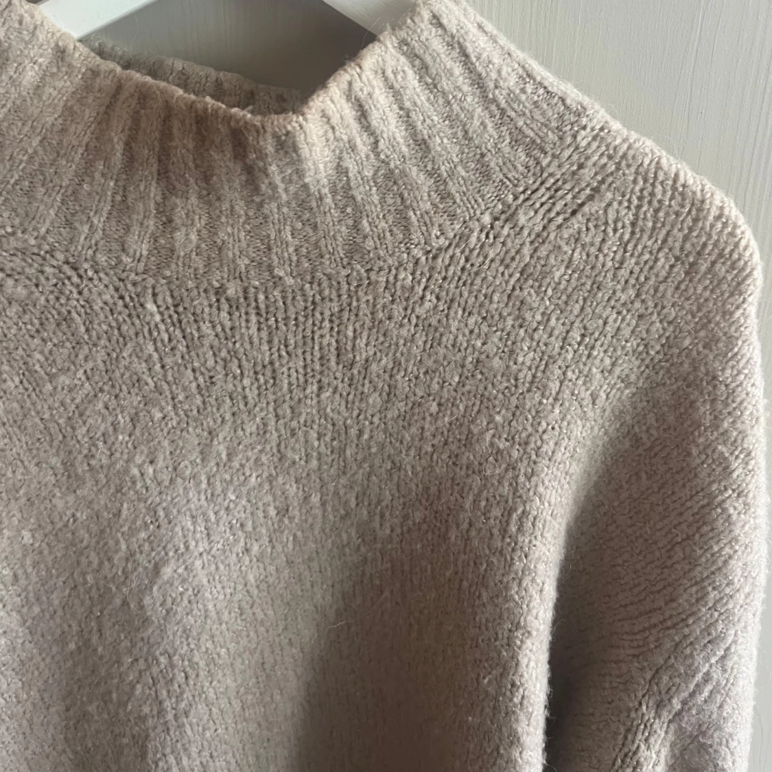 Beige stickad tröja - 1