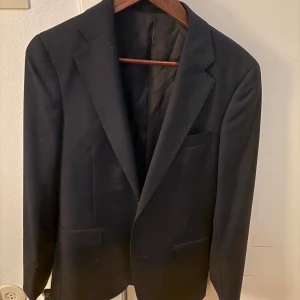 Marinblå kavaj och byxor från These Glory Days - Marinblå kostym från These Glory Days. Har använt denna två gånger så den är som ny. Pris kan diskuteras 