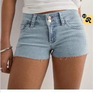 Ljusblå jeansshorts - Snygga ljusblå lågmidjande jeansshorts🩵🩵 Oanvända med prislapp kvar
