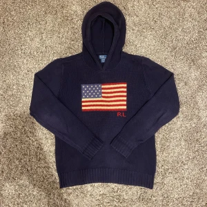 Ralph lauren flag stickad hoodie - Säljer denna rikigt fet dock unika Ralph lauren flag hoodien!⭐️Storlek: XL 18-20 BARN vilket passar S!🙌 NYPRIS = 5000kr!👍Skick : 9,5/10! Hör gärna av er om ni har funderingar!🤝