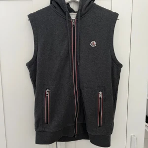 Moncler Gilet Vest - Moncler Gilet Vest, inga tecken på användning, som ny skick. Vesten är i storlek M och den passar dom flesta. Äktehets verifierad hos Moncler. 