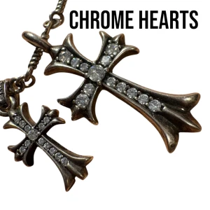 CHROME HEARTS DOUBLE CROSS ICED OUT NECKLACE - Chrome Hearts halsband som är av stainless steel med väldigt bra shine i ljuset, sparsamt använd! 