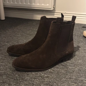 Bruna mocka chelsea boots - Snygga bruna chelsea boots i mocka från märket zign. Använda en gång. Storlek 44 (passar 45). Kom med bud!
