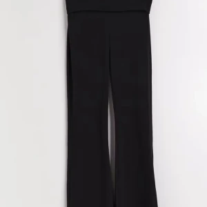 Kniffted yoga pants - Snygga svarta byxor med hög midja och vida ben. Perfekta för en stilren look. Tillverkade i ett mjukt och bekvämt material som ger en elegant siluett.