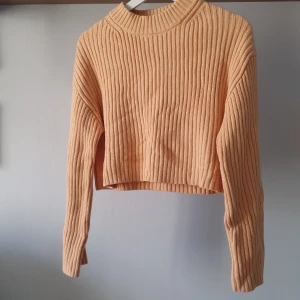 Ljusgul ribbad croppad tröja - Säljer en snygg gul ribbad stickad tröja i croppad modell. Tröjan har långa ärmar och är tillverkad i en mjuk blandning av 60% bomull och 40% akryl. Superfin färg men den kommer tyvärr inte till använding hos mig 💛