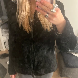 Svart pälsjacka med dragkedja - Säljer en snygg svart pälsjacka med dragkedja. Äkta päls!🩷 pris kan diskuteras