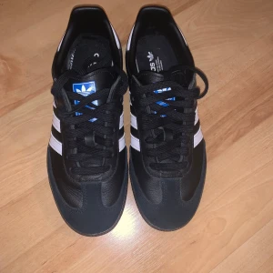  ADIDAS SAMBA - Snygga svarta Adidas Samba sneakers passar jätte bra nu till våren!!! 💘💘💘 Jätte nytt skick. 