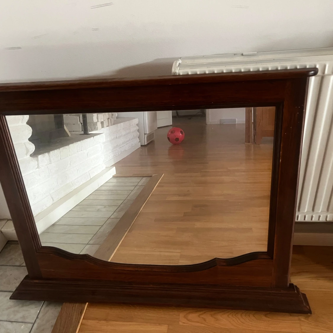 Rektangulär spegel med mörk träram