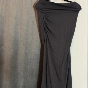 Grå maxikjol - !LÄS BIO INNAN KÖP! Säljer denna populära gråa maxiklänning från GinaTricot då den inte kommer till användning längre. Storlek S men passar även XS skulle jag kunna tro. Materialet har blivit lite knottrigt på grund av användning (se bild 2). För fler frågor eller bilder är det bara att kontakta! 