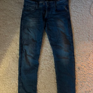 Replay jaens  - Säljer min jeans super bra skick har av dig vid frågor. Storlek 31,32 på alla   2000 för all tre och 800 för ett par 