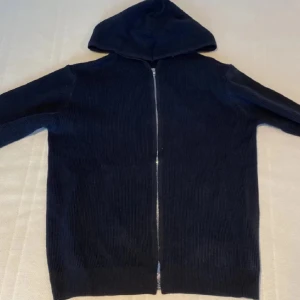 Zip Hoodie  - Säljer nu en riktigt fet zip hoodie som är helt ny och aldrig använd, storlek s och säljer den för 499