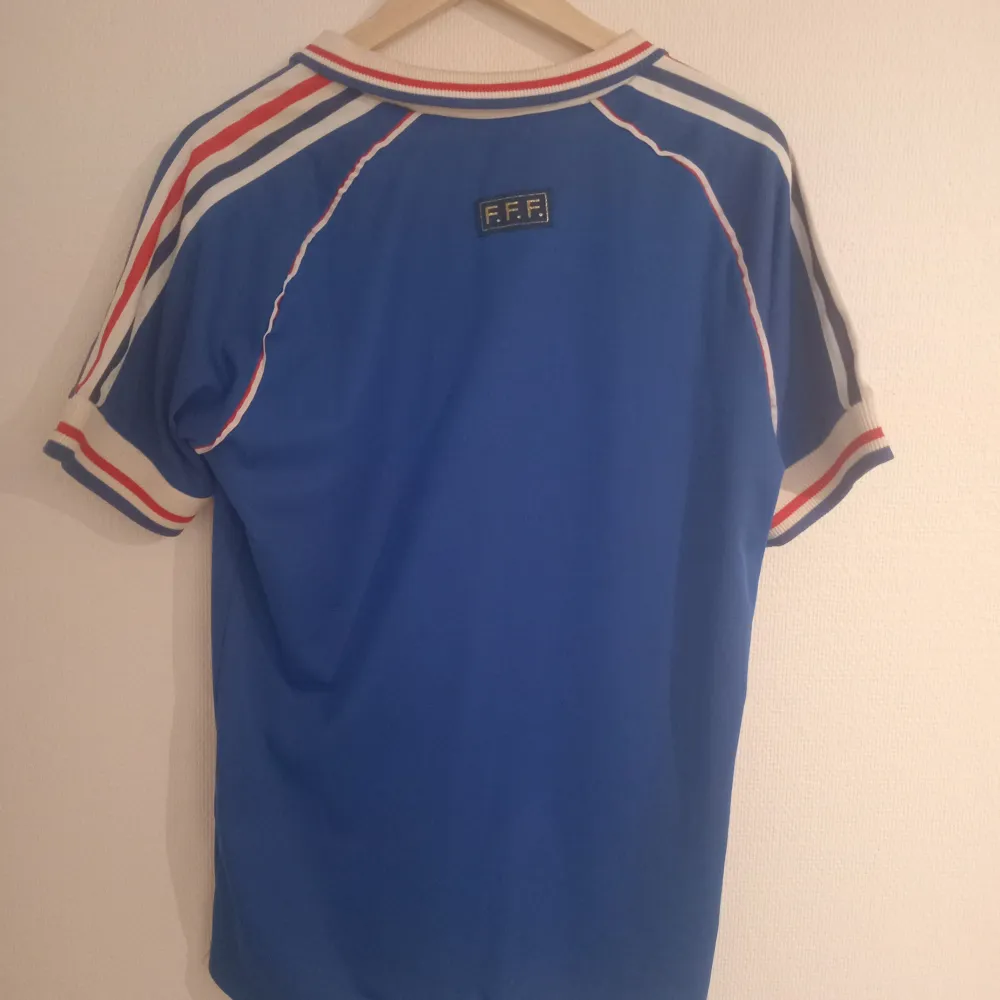 Riktigt cool retro Frankriketröja från VM 1998. Strl. M. Tröjan är i mycket bra skick och endast använd några gånger. T-paidat.