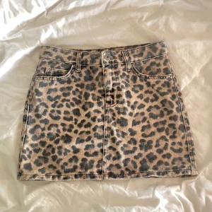 Leopardmönstrad jeanskjol  - Snygg leopardmönstrad jeanskjol från Gina Tricot i storlek 34/xs. Kjolen har en femficksdesign och en kort längd. Endast använd en gång 🐆Ordinaire pris 500:- och helt slutsåld!