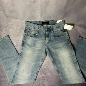 Helt nya replay anbass jeans - Helt nya replay anbass jeans. Storleken på jeansen är 28/32. Jeansen är helt nya med org tags. Nypris över 1800kr, vårt pris 699kr.