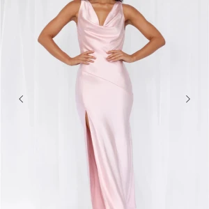 Balklänning - Superfin rosa satinklänning, använd en gång💕 Köpt för 2050kr. Skriv för egna bilder💕